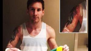Leo Messi se aprecia en la imagen que circula en redes sociales con su nuevo tatuaje en el brazo derecho. Foto Twitter