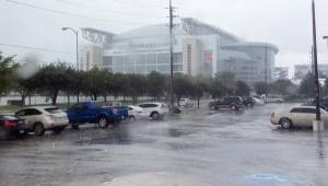 Por la tarde comenzó a llover en el NRG Stadium, pese a ello se jugará a estadio lleno el amistoso Honduras-México. Foto Jorge Ferman / Enviado