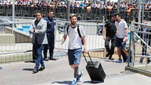Messi a su llegada al hotel de concentración de Argentina en su país. Foto tomada del diario Olé.com.ar