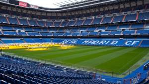 El tipo de césped que ha instalado para esta temporada el Real Madrid es híbrido, con una base artificial sobre la que crece la hierba de manera natural.