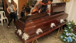 Los restos de 'Quique' Reneau son velados en su casa de habitación en Juticapa, este martes será su sepelio a las 9 de la mañana. Fotos Javier Rosales