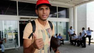 Eddie Hernández saliendo del aeropuerto Ramón Villeda Morales. (Foto: Neptalí Romero)