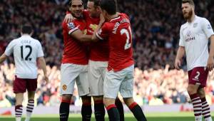 Falcao felicita a Wayne Rooney por el golazo que le marcó al Aston Villa en el triunfo del Manchester United. Foto AFP