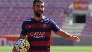 El turco Arda Turan fue presentado este viernes en el Camp Nou. (Foto: AFP)