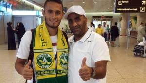 Alex López fue recibido en el aeropuerto por el gerente del club Wehbe Marzouq. Foto @Khaleejclub