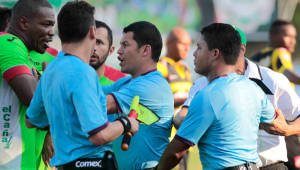 Alfredo Mejía tuvo que salir del campo al minuto 45 tras un choque con el árbitro. Foto Delmer Martínez.