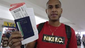 Eddie Hernández muestra su pasaporte y los boletos de su vuelo rumbo a China. FOTO: Juan Salgado.