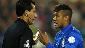 Neymar recibió la roja después del partido ante Colombia y Conmebol lo dejó fuera de Copa América, la Confederación no apeló para favorecer al Barcelona. Foto AFP