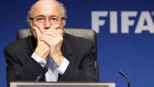 Blatter dice que no temer a la justicia, pero prefiere no viajar para evitar ser arrestado un escándalo mayor. Foto AFP