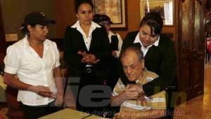 Chelato Uclés celebró su cumpleaños con empleados en un restaurante que le preparon un desayuno especial. Foto Delmer Martínez