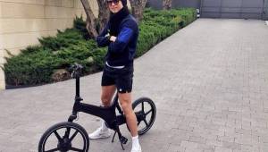 El tiempo libre, Cristiano Ronaldo lo aprovecha montando su bicicleta.