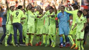 Los jugadores del Barcelona festejaron a todo pulmón el título conseguido en el césped del Vicente Calderón. Foto EFE
