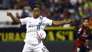 Ronaldinho este martes en plena acción en el estadio Jalisco de Guadalajara. (Foto: AFP)