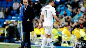 Momento en que Cristiano se retiraba del campo sin que el árbitro pitara el final, Zidane lo observa con preocupación.
