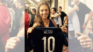 Carli Lloyd muestra la camiseta que Messi le entregó al final del juego.