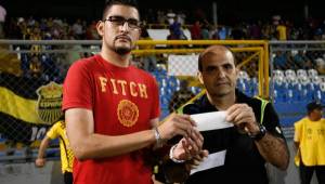 Fuad Abuele entregó un importante donativo a la familia del técnico Hernán García, quien lucha contra un cáncer. Foto Delmer Martínez