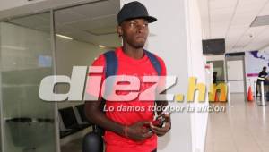 Momentos cuando el hondureño Alberth Elis salía este mediodía rumbo a Monterrey, México para firmar con Rayados de la Liga MX. Fotos Ronald Aceituno