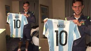 Así de contento lució Saucedo por obtener la camisa de Lionel Messi.