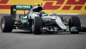 Rosberg, líder del Mundial 2016, arrancará desde la primera fila justo por delante del finlandés Valtteri Bottas (Williams). Foto AFP