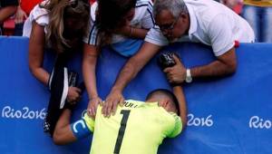 La familia de Gerónimo Rulli en Brasilia consoló al arquero por su dolor de la eliminación.