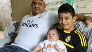 Don Ramón Leiva posa junto a sus hijos Iker y Keylor para este reportaje de Diez.