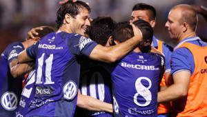 Lombardi es felicitado por sus compañeros tras marcar el gol del triunfo ante Platense en el Excélsior. Foto José Valle