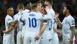 Wayne Rooney abrió el camino del triunfo de Inglaterra en el mítico estadio de Wembley. (Fotos. AFP)