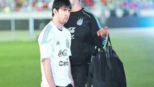 Lionel Messi se mostró así de apático la noche del 29 de marzo del 2011 en Costa Rica, donde todos querían verlo jugar o, al menos, recibir un saludo de su parte.
