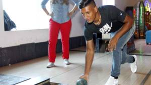 Bryan Acosta cumplió El Reto con Jennyy jugando boliche en San Pedro Sula. Fotos Delmer Martínez