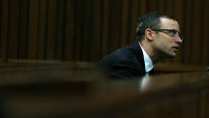 Oscar Pistorius continuó este martes su declaración sobre el asesinato de su novia Reeva Steenkamp.