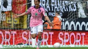 Najar leyó bien la jugada y por derecha entró a cerrar un gran pase de Praet, su gol tiene al Anderlecht ganando 1-0 al Sporting Charleroi. Foto @rscanderlecht