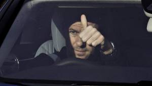 Gerrard agradeció a los aficionados del Liverpool por su cariño en todos estos años. Acá mientras llegaba al entreno de hoy. Foto AFP