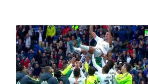 Los compañeros levantaron en brazos a Álvaro Arbeloa que este domingo jugó su último partido en el Santiago Bernabéu con la camisa del Madrid.
