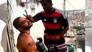 Adriano aparece en la favela donde supuestamente vive en Río de Janeiro.