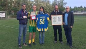 El uruguayo Robert Carmona siendo galardonado con el premio a futbolista más longevo del mundo.