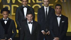 Según la prensa de Europa, Cristiano Ronaldo y Dani Alves tuvieron un cruce de palabras previo a la gala del Balón de Oro. Foto AFP