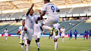 El delantero Anthony Lozano celebrando el gol que le dio a Honduras el triunfo 1-0 sobre Haití junto a Bryan Acosta. FOTO Cortesía Concacaf