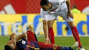 Luis Suárez al momento que caída al suelo producto de su lesión.