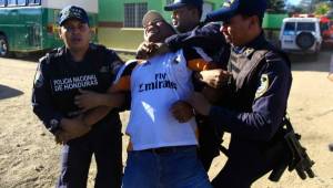 Momento en que entrenador del Atlético Esperanzano es llevado a la fuerza por la policía. Foto Juan Salgado