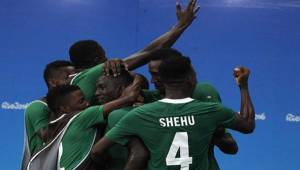 Los nigerianos festejaron su victoria ante Dinamarca y el pase a las semifinales del torneo de fútbol masculino en Río 2016.