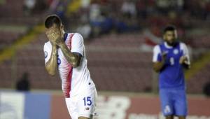 Francisco Calvo se lamenta tras no poder concretar un gol ante Nicaragua.