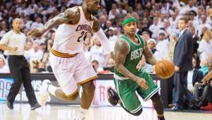 LeBron James quien aportó 30 puntos en la victoria de su equipo, intenta quitarle el balón a Isaiah Thomas de los Celtic de Boston.