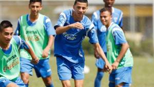 Óscar Castro, centro, durante el entrenamiento con la Sub17 de Honduras.