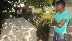 Elder Torres acudió al cementerio y visitar a su tía, que falleció semanas atrás. Foto Juan Rosales.