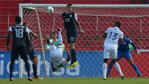 Acción del partido entre Honduras y Estados Unidos en la pasada eliminatoria mundialista.
