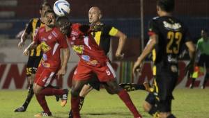 Real España consiguió un punto de oro al empatar 2-2 con el Vida en La Ceiba. Foto Esaú Ocampo