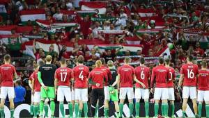 Los futbolistas húngaros se agruparon para cantar el himno con su público.