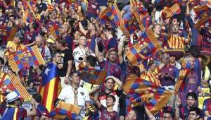 Aficionados del Barcelona mostraron orgullosos sus simbolos de Catalunya.