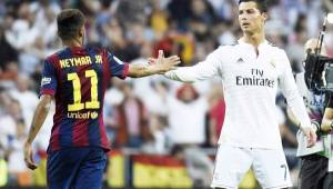 Neymar y Cristiano se saludan durante un clásico Barcelona v Real Madrid.