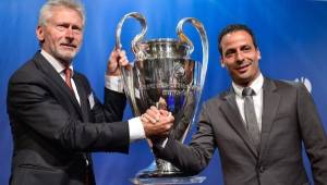 Francisco Gento y Amancio Amaro Varela posan con el trofeo en Berlín. (AFP)